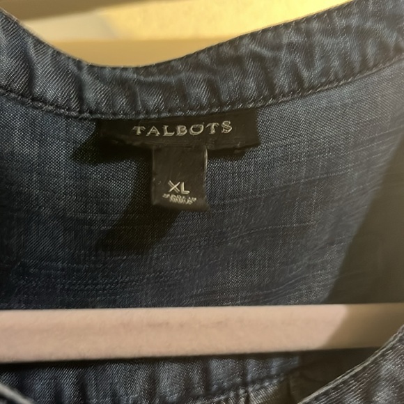 Sleeveless popover blouse - Picture 2 of 5